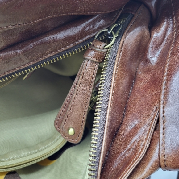 Vintage style brown leather pleated, top zipper closure large strap tote handbag - Picture 12 of 15